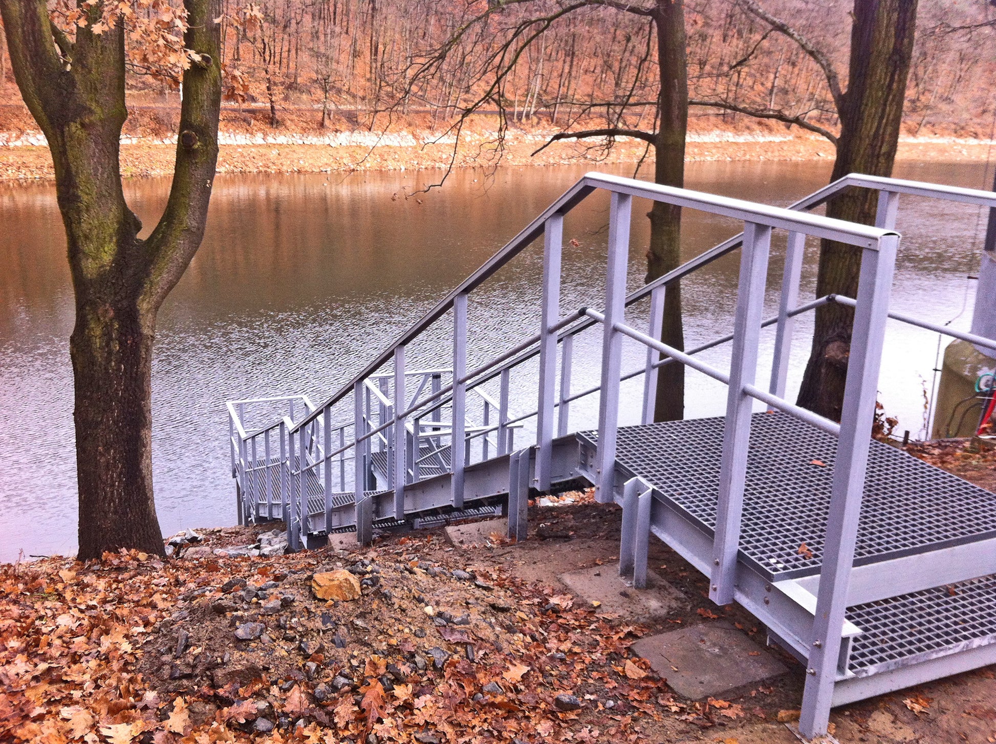 Fibrolux GFK Hangtreppe, robuste Konstruktion für industrielle Anwendungen und dauerhafte Stabilität