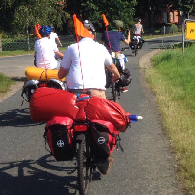 GFK Vollstäbe, welche als Fahnenstange für ein Fahrrad verwendet werden. 