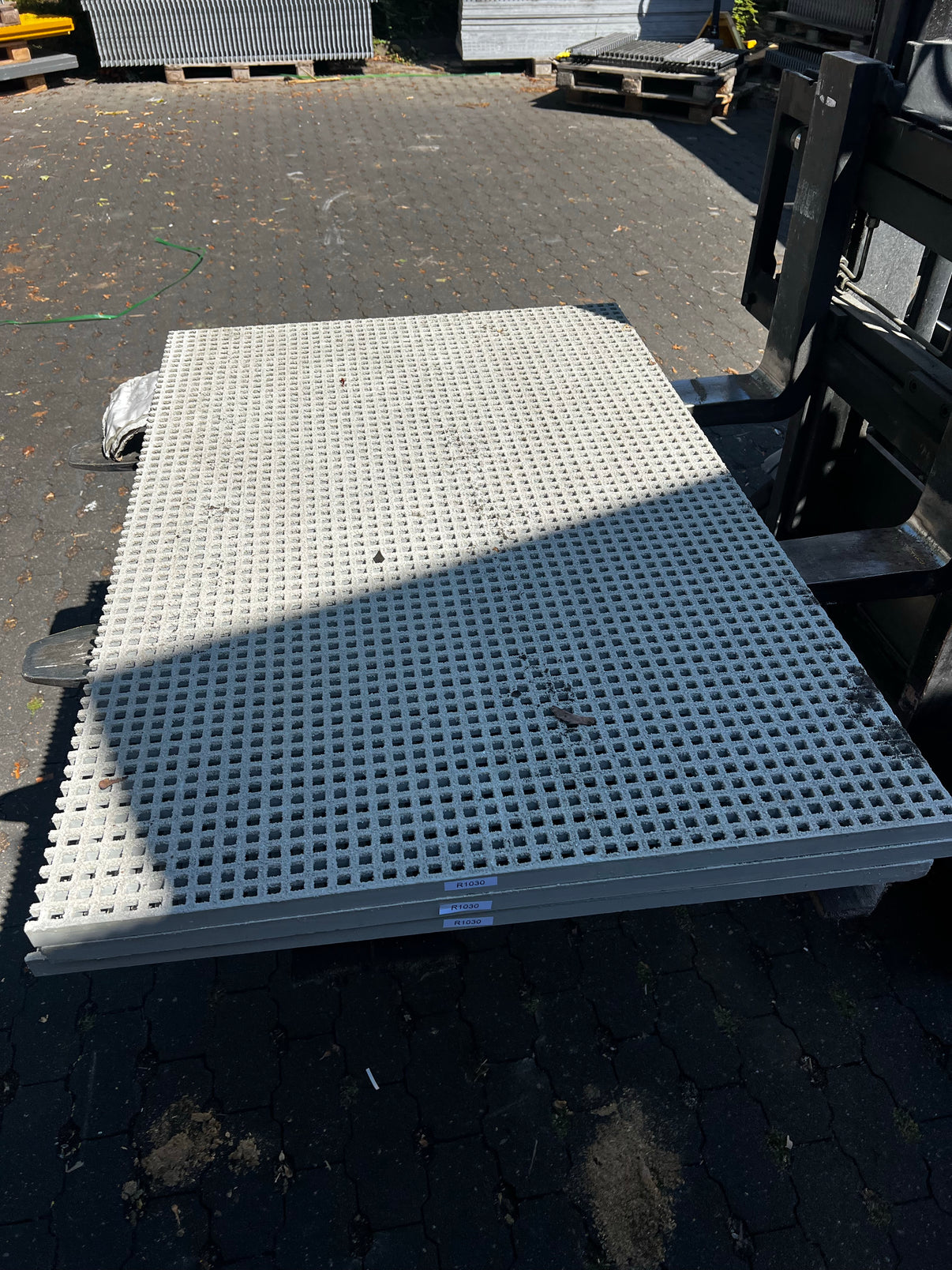 GFK-Gitterrost R1030 – ISO25 weiß 1200×796 mm | Restposten
