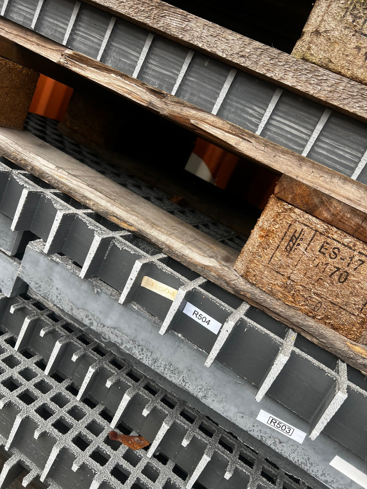 R504 Rost ISO50 1230×740 grau 42×42 bes.