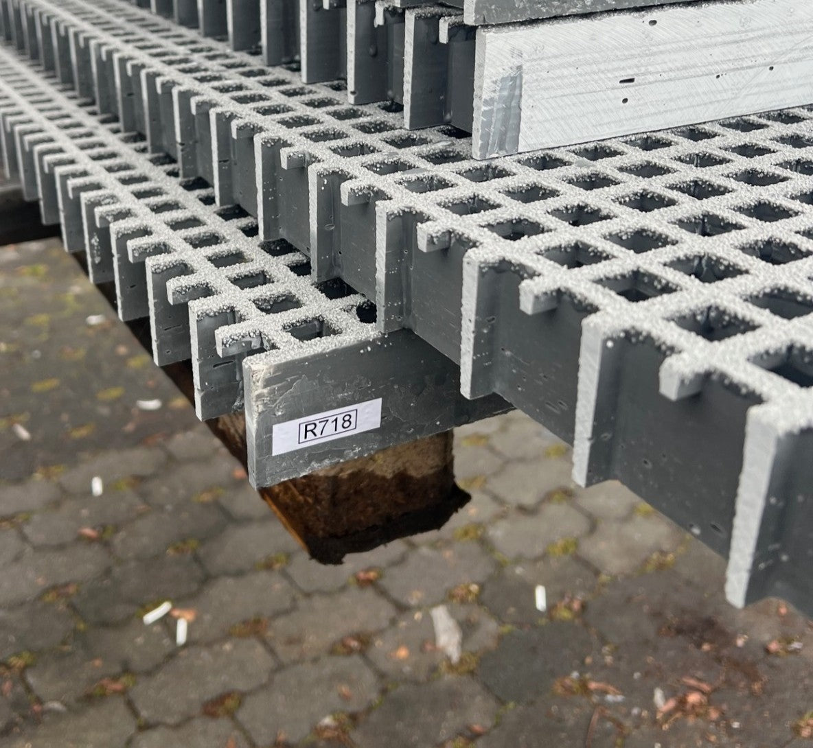 GFK-Gitterrost R718 – ISO 50 grau 1460×500 mm | Restposten