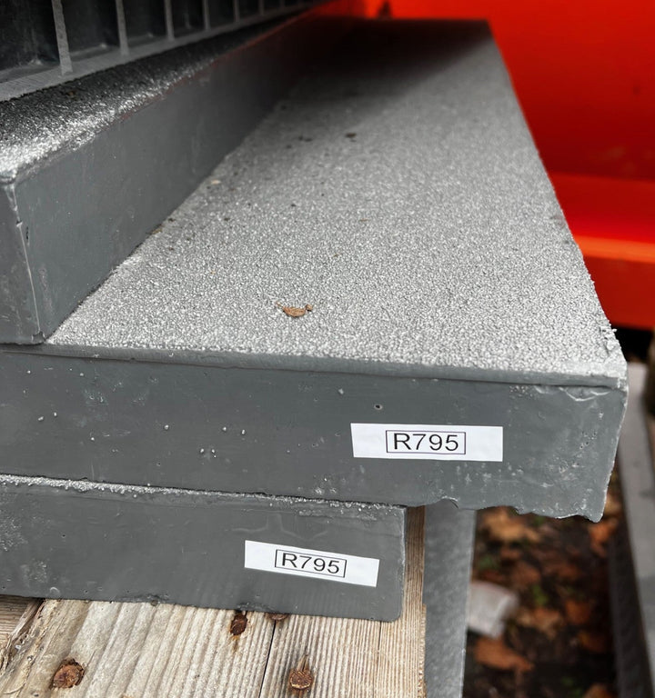 Podłoga bezpieczna GRP R795 - P50 Grey 1020×310 | Pozostały zapas