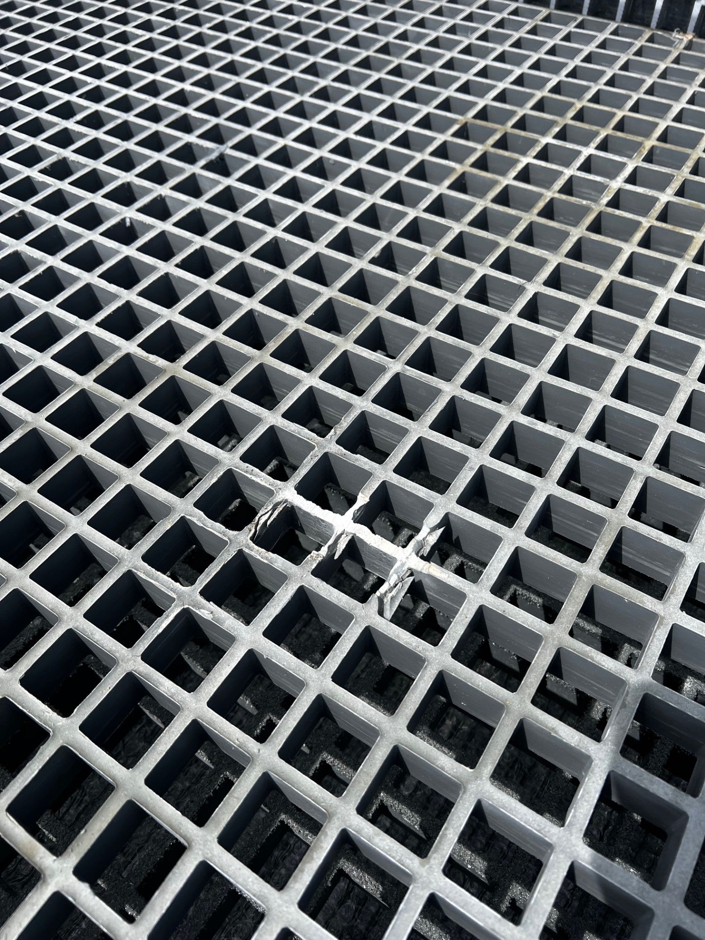 GFK-Gitterrost R957 – 30 mm grau 4000 × 1500 mm | Restposten