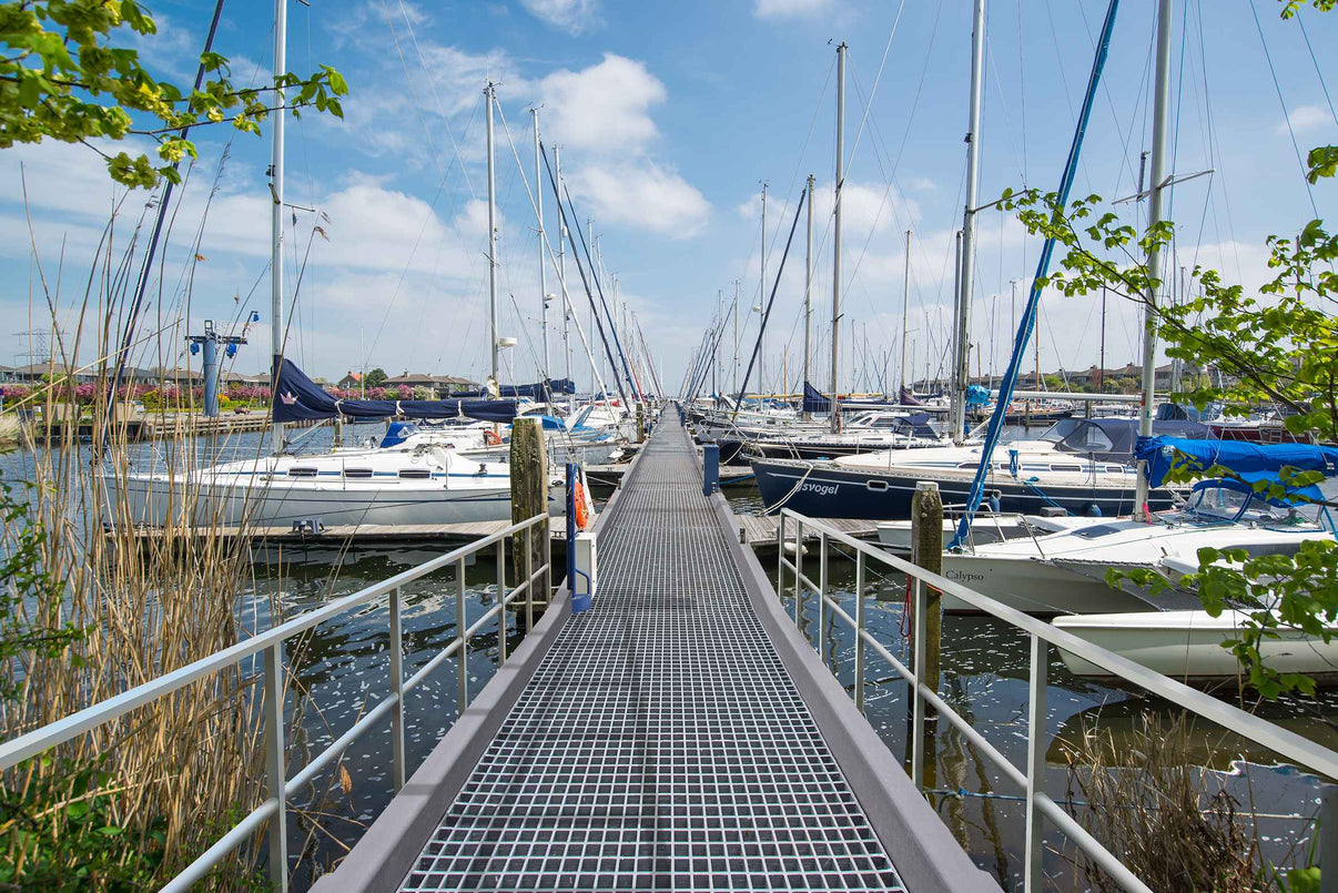Fibrolux GFK Steg, langlebig, korrosionsfrei und stabil, ideal für Wasser- und Außenbereiche